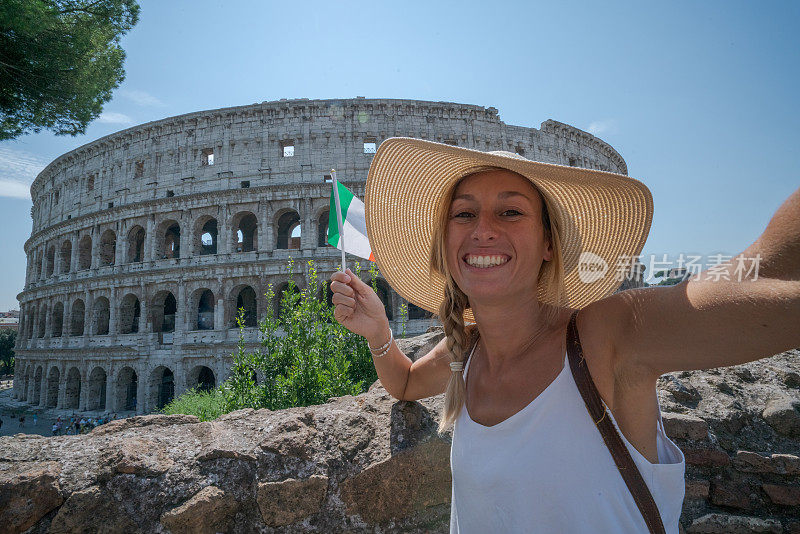 罗马女孩与意大利国旗的自拍