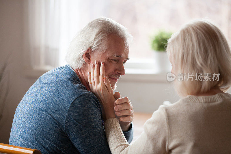 一对迷人的老年夫妇看着彼此相爱