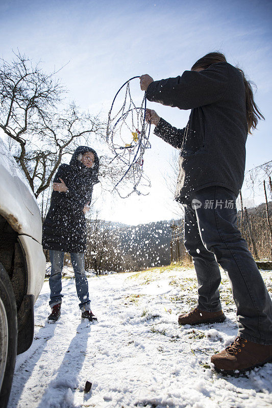 夫妇在紧急情况下使用冬季轮胎链