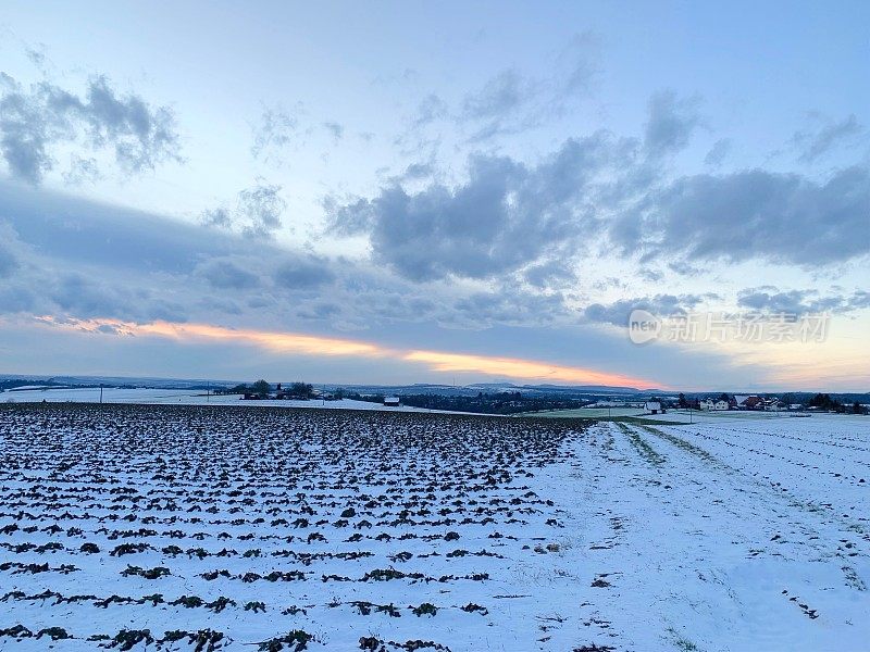 蓝天下的农田上的雪