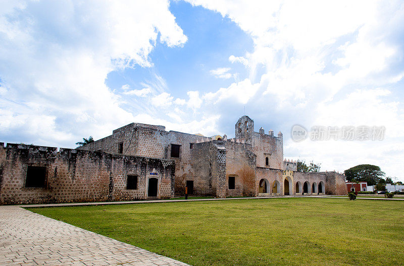 墨西哥尤卡坦半岛的巴利亚多利德:锡耶纳的圣贝纳迪诺修道院
