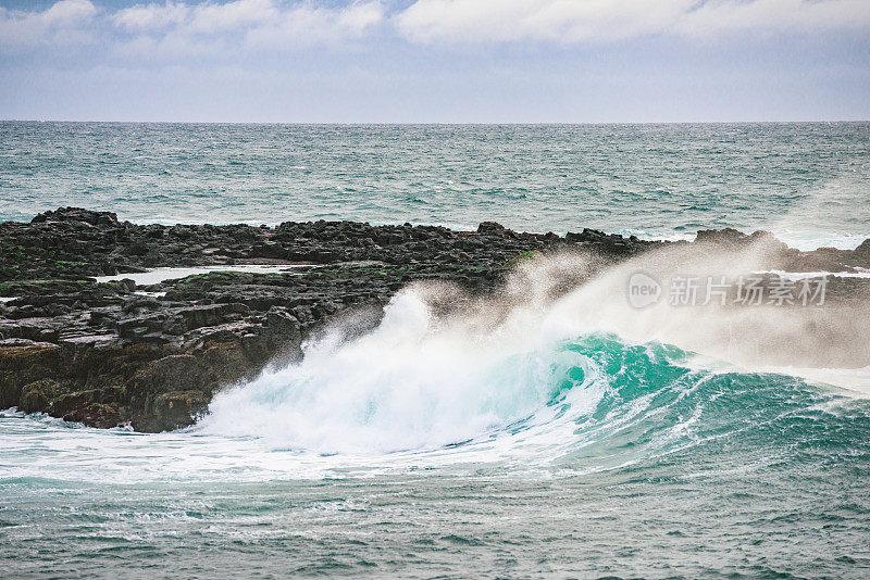 海浪冲击崎岖的火山海滩在Snaefellsnes冰岛海岸