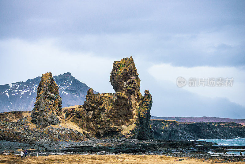 崎岖的火山景观Lóndrangar海滩在Snaefellsjokull冰岛