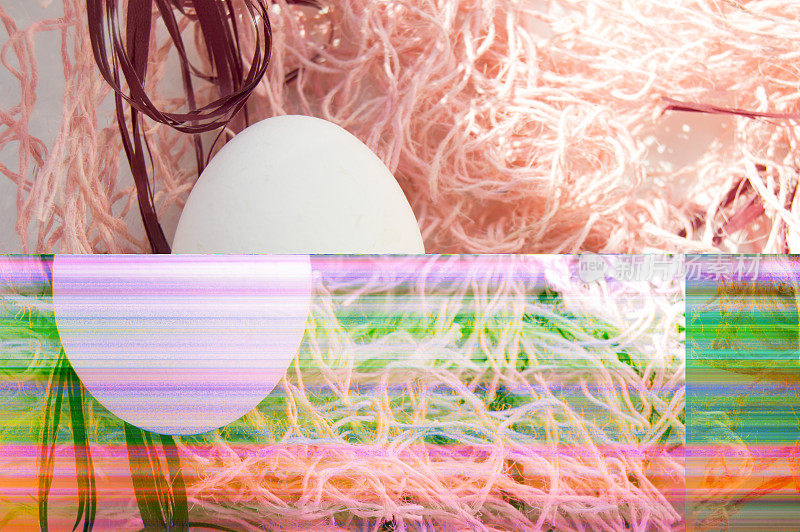 拍摄复活节，一个鸡蛋在粉红色的背景-损坏的文件。摘要纹理背景噪声故障摄像机VHS像素错误。