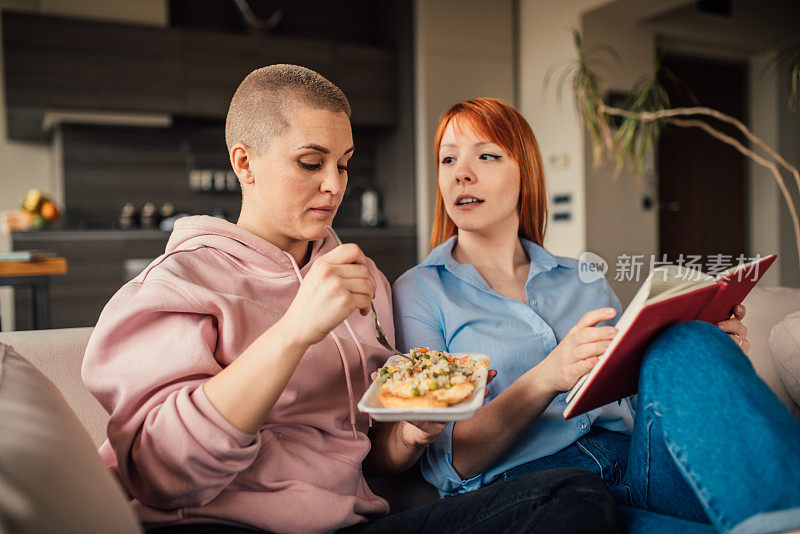 女孩们边吃午饭边学习