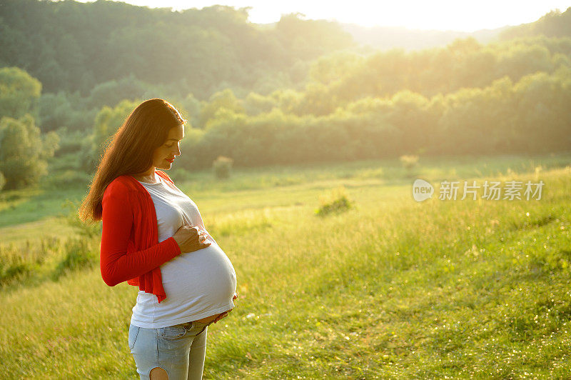 孕妇在新鲜空气中。她平静而快乐。