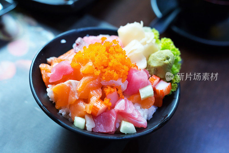 日本米饭配生鲑鱼，金枪鱼和鱼卵