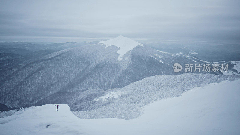 冬季仙境。的雪山风景