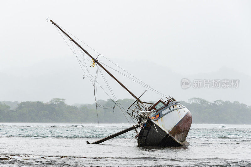 一场暴风雨过后，船搁浅在海滩上