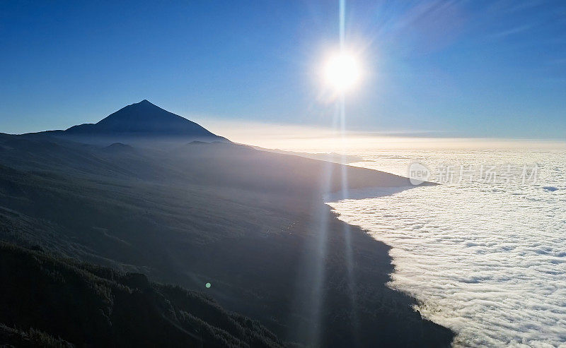 云雾的空中全景图覆盖波多黎各德拉克鲁兹和泰德国家公园，特内里费，加那利群岛，西班牙。