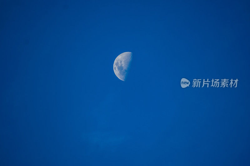 半月形的月亮在下午的天空
