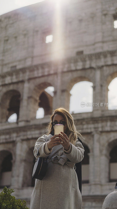 一名女子在意大利罗马圆形大剧场前自拍