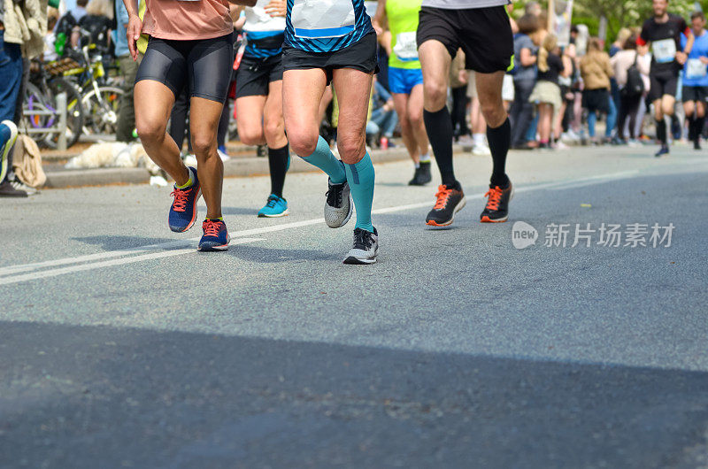 马拉松赛跑、多跑者脚踏公路赛跑、体育竞赛、健身健康生活理念