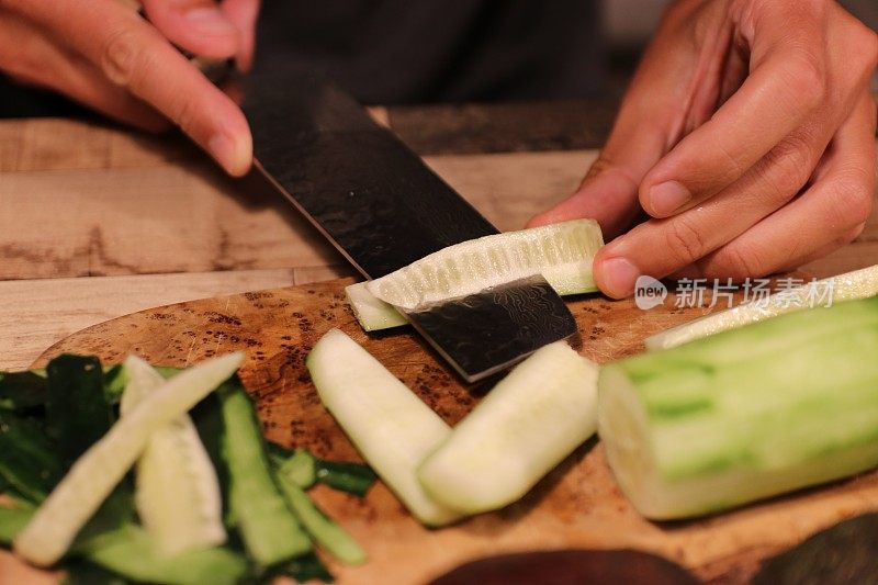 寿司晚餐削皮、切菜、黄瓜、牛油果、胡萝卜