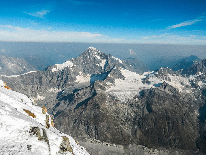 陡峭的山边。马特洪峰高峰