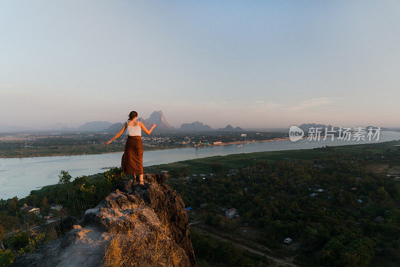 日落时分，在帕安河边看风景的女人