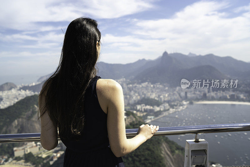 一名女游客看着里约热内卢