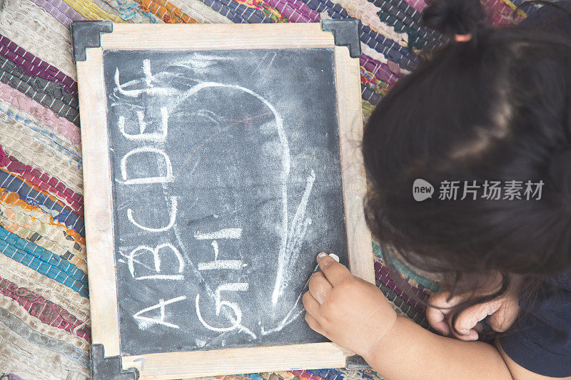 在石板上写字的女孩的肖像