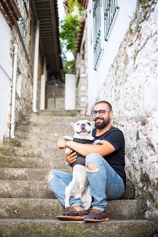 一只法国斗牛犬和主人在一起