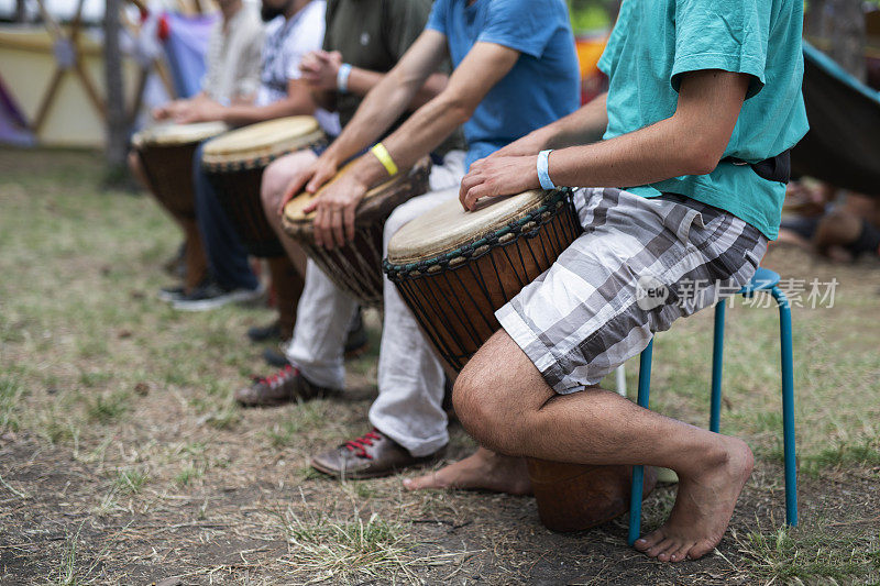 一群人在玩djembe。