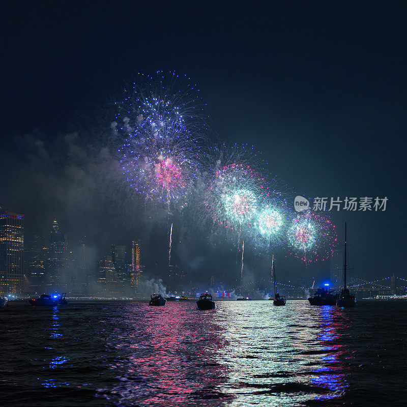 在曼哈顿市中心前的东河,人们从许多游艇和小船上观看五彩缤纷的节日烟花。