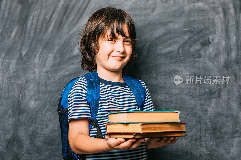 拿着书的小男孩学生