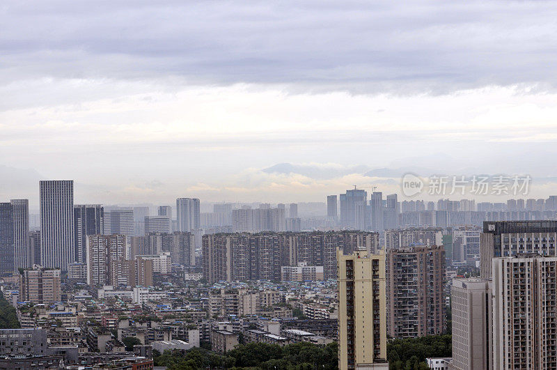 城市天际线在日出，成都，中国