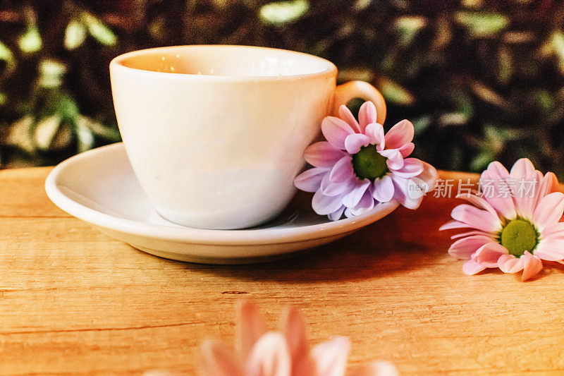 咖啡和鲜花库存照片