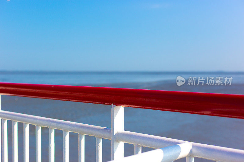渡船特写:红白栏杆，蓝海蓝天