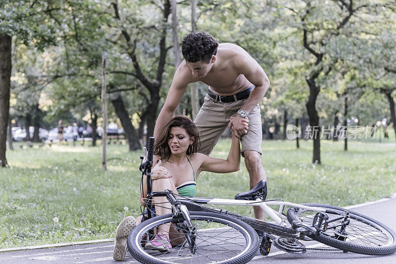 年轻女性骑自行车遭遇意外