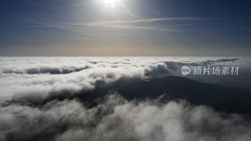全景鸟瞰图的雾和陶努斯山，德国