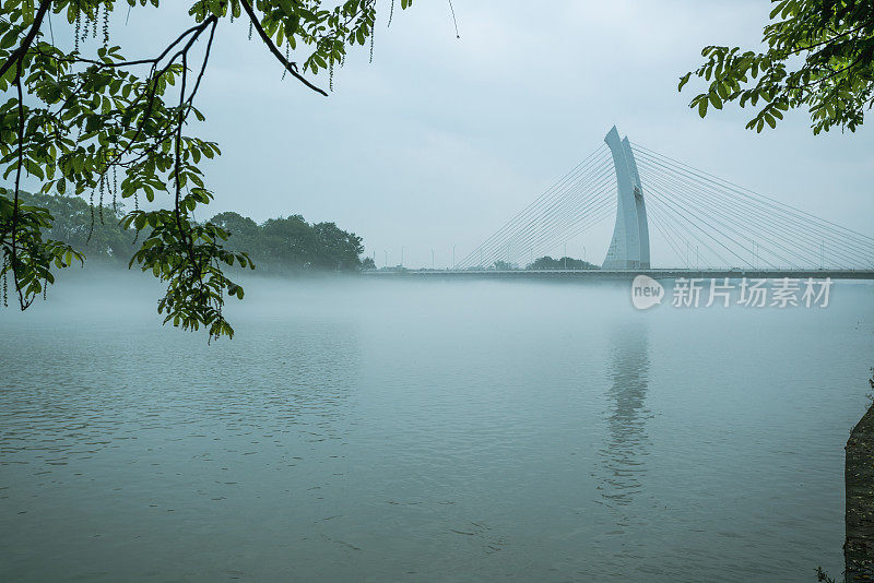 漓江平流雾，桂林南洲桥，中国