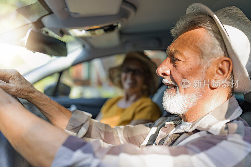 自驾游、老年旅游理念——快乐老年夫妇开车