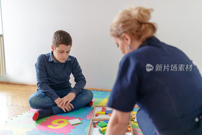 男孩在运动技能班和导师