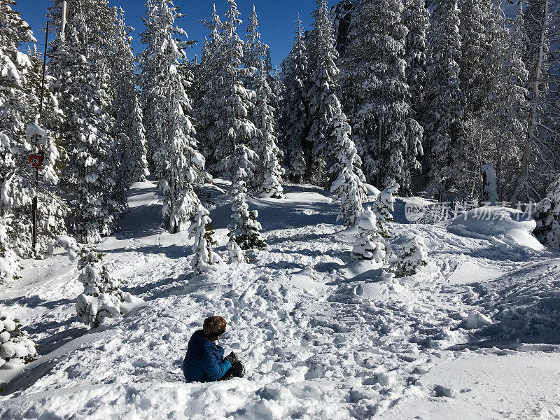 和千禧一代和孩子一起玩雪撬冒险