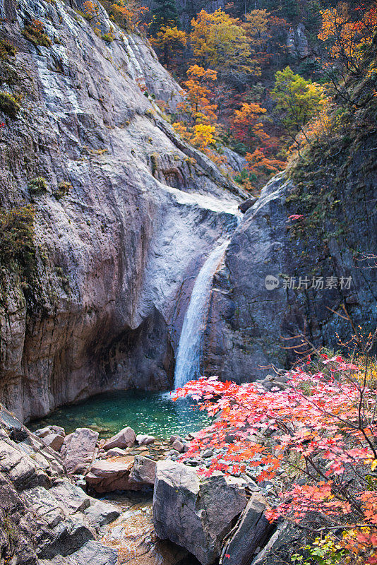 雪山国家公园的秋天瀑布