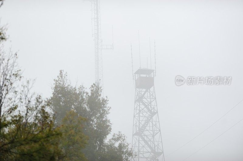 雾中消防塔瞭望台
