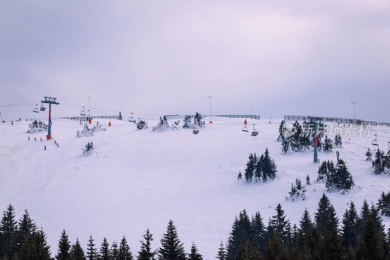 山顶上覆盖着雪