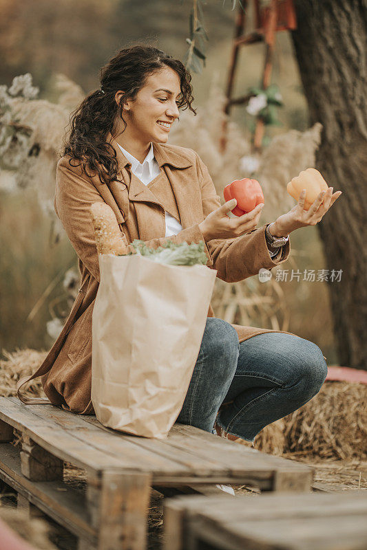 购物后拿着红黄辣椒的女人