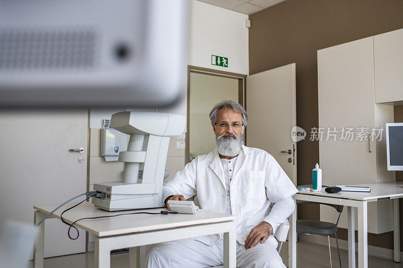 一位眼科专家在他的办公室里的肖像