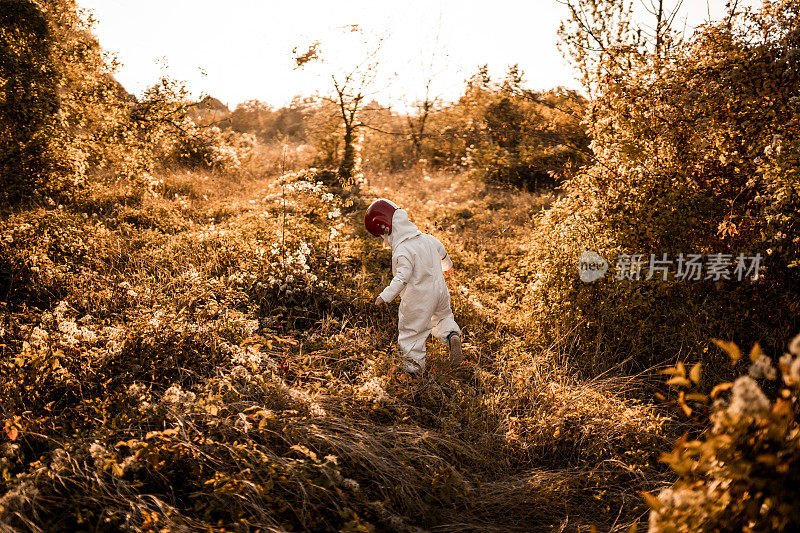 穿着太空服的可爱小探险家