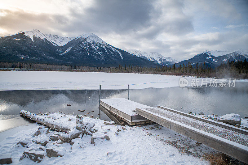 加拿大班夫国家公园冬天结冰湖面上的码头