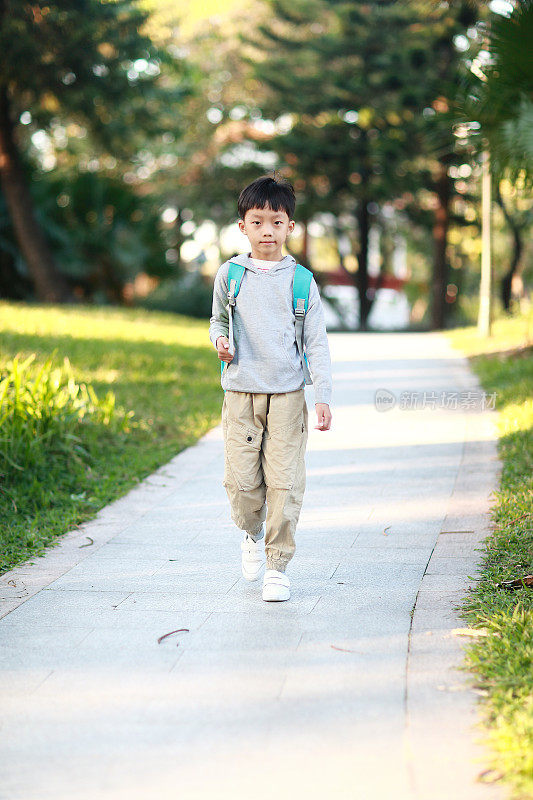 男孩步行去上学