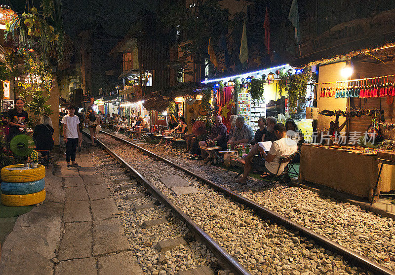 越南北部河内的夜间铁路贸易