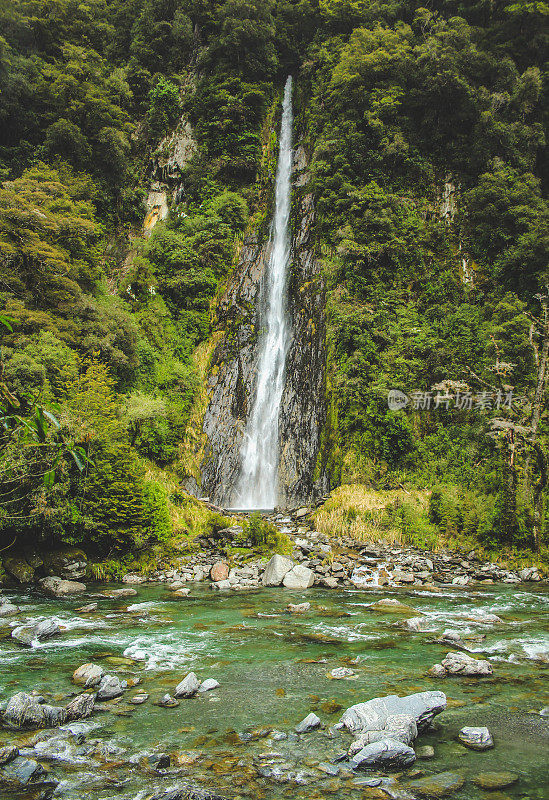 雷河瀑布在山的抱负国家公园，南岛，新西兰