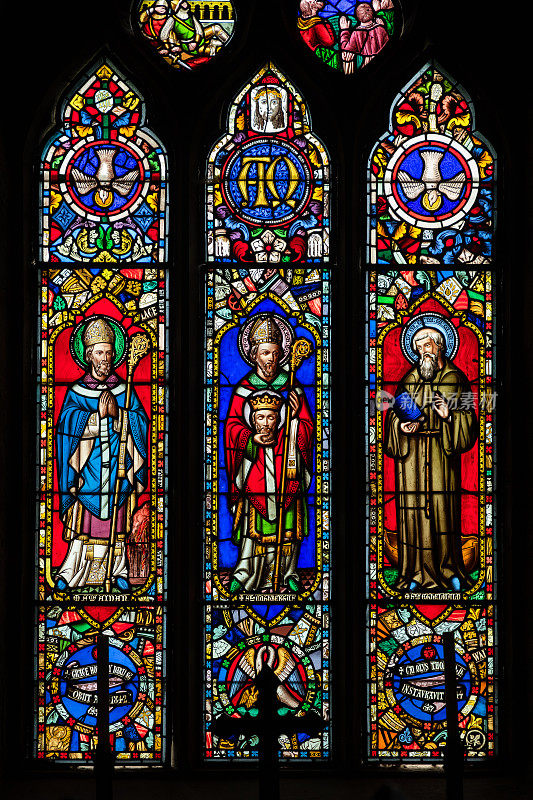 内法纳斯圣卡斯伯特教堂的彩色玻璃窗