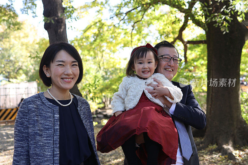 日本父母和他们的女儿在志一去桑庆祝