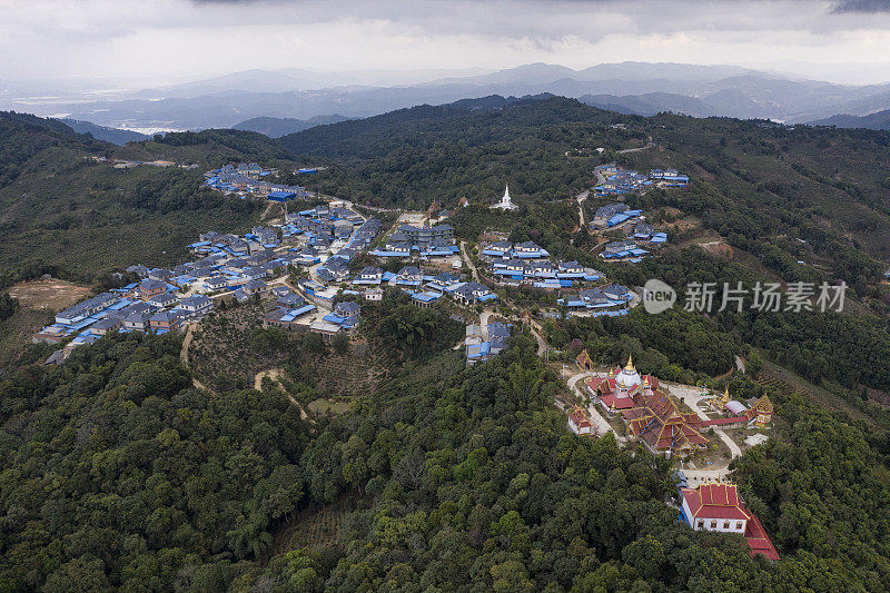 鸟瞰图偏远的傣族村庄在西双版纳，云南-中国