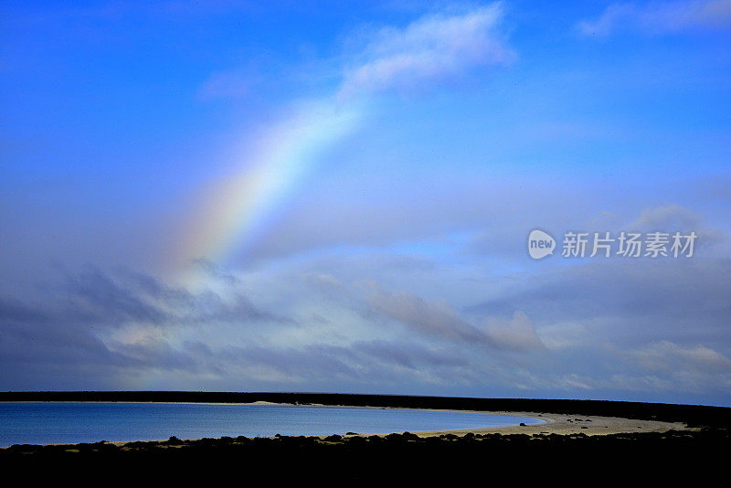 西澳大利亚鲨鱼湾上空的彩虹