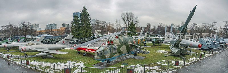 军事装备在露天博物馆。莫斯科,俄罗斯